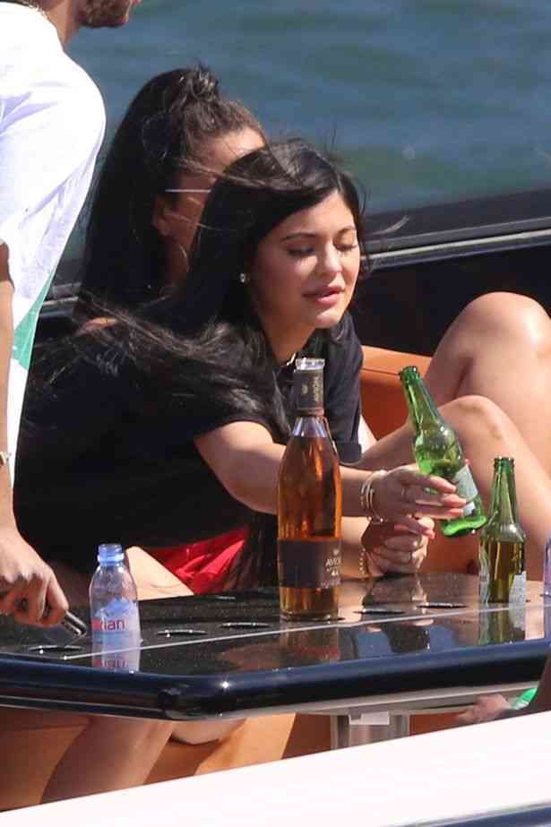 Pay Exclusive Premium Exclusive Rates Applyno Web Until 945pm Pstnew Mother Kylie Jenner Enjoys